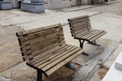 ספסלי עץ ומתכת