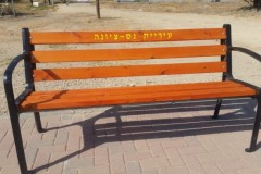 ספסל עץ ומתכת