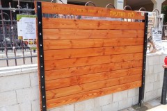 לוח מודעות במידות 2.1 מ'/ 1.5 מ' כולל חריטה בלוח העליון