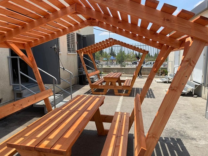 שולחנות מוצלים