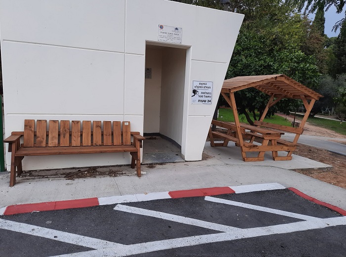 מיגונית בעוטף ספסל ושולחן עם גג למנוחה
