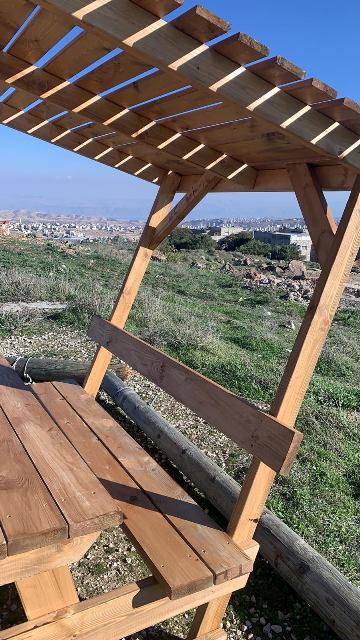 &nbsp;שולחן באזור ארמון הנציב בירושלים