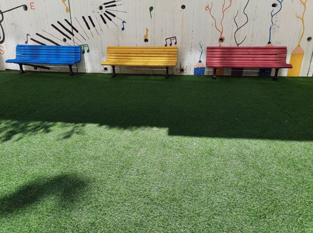 ספסלים בבית ספר לנזירות נצרת בחיפה