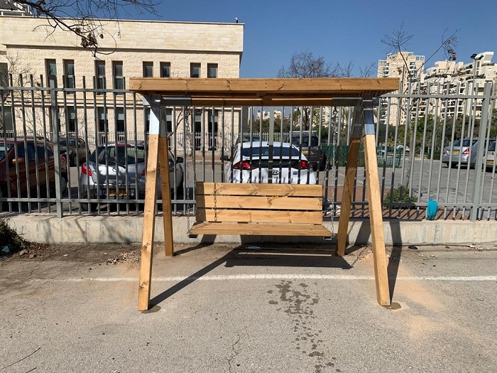 נדנדת ספסל מתכת ועץ אורך 1.6 מ'