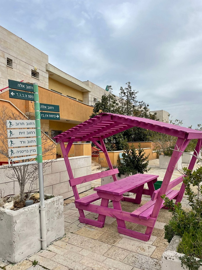 שולחנות מוצלים