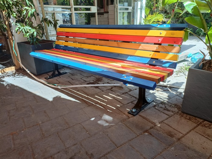 ספסלים צבעוניים