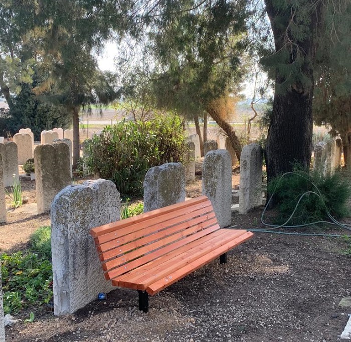 ספסלים בבתי עלמין