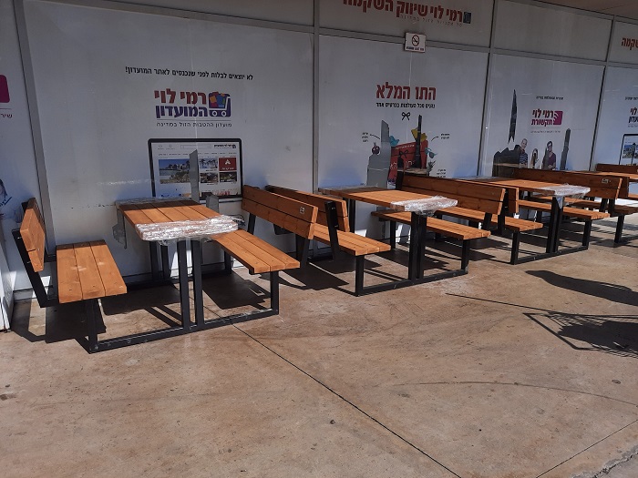 שולחנות מונגשים, שולחנות מתכת ועץ