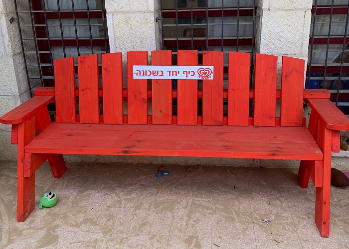 ספסלים אדומים