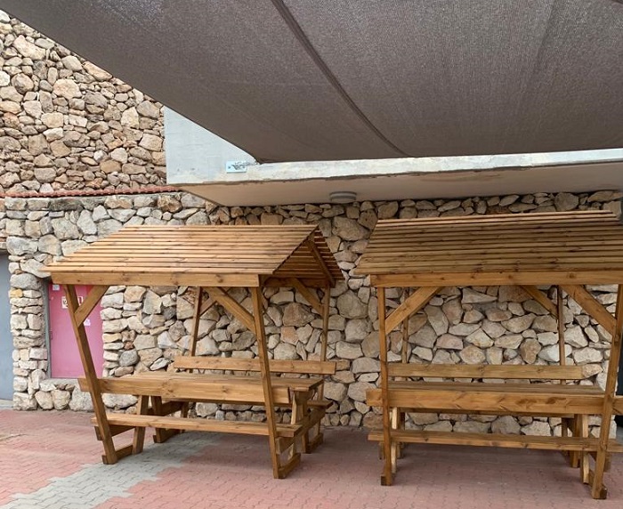 השולחנות המוצלים של גוטמן במרכז הטניס