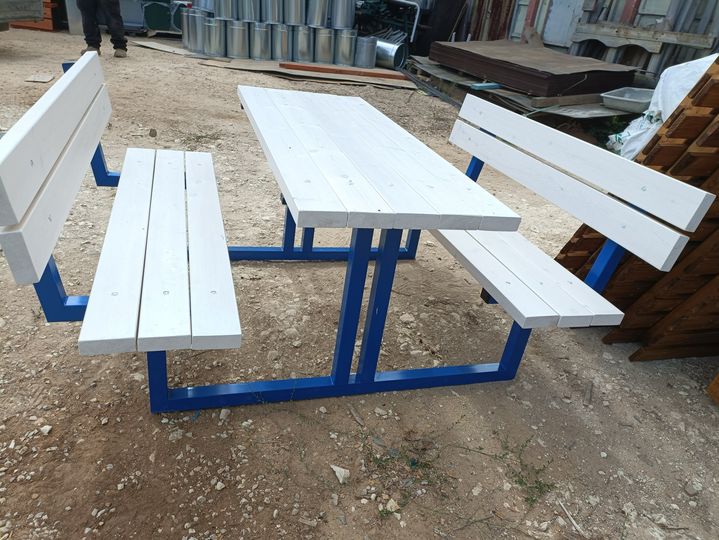 שולחן מתכת ועץ כולל משענות