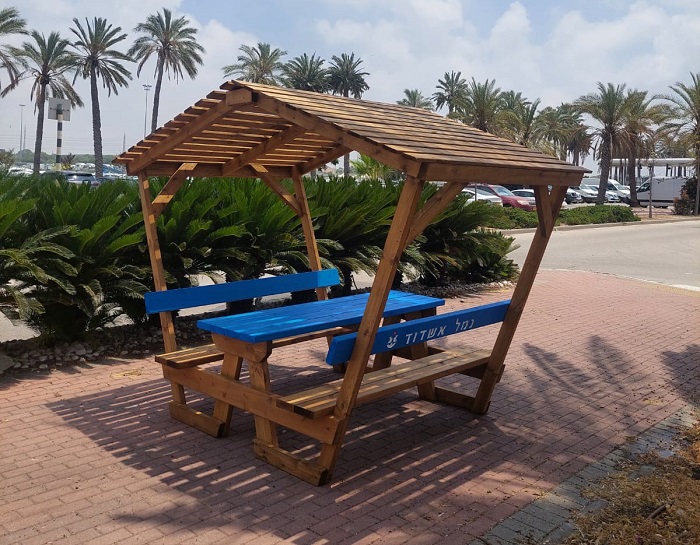 שולחן קק"ל מוצל בנוי מעץ אורן