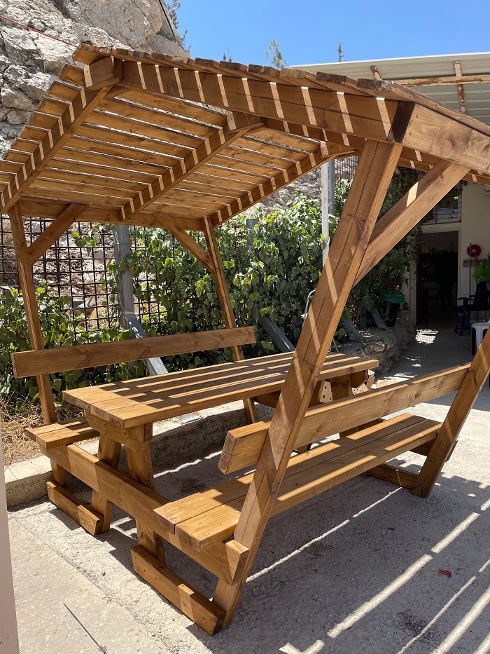 שולחן קק"ל מעץ כולל גג ומשענות