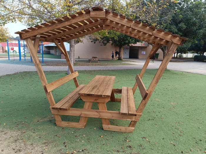 שולחן מוצל מעץ כולל משענות גב