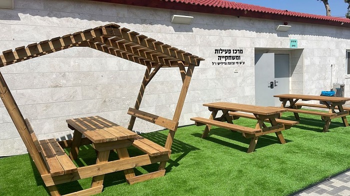 שולחנות קק"ל מעץ אורן ושולחן קק"ל מוצל