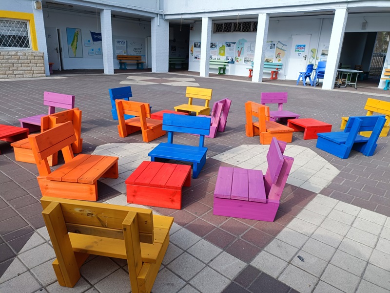 פינות ישיבה נמוכות וצבעוניות לבתי ספר