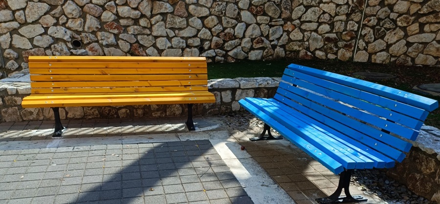 ספסלים רגלי יציקת ברזל ולוחות עץ