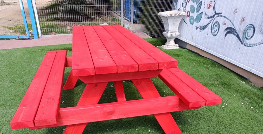 שולחנות מעץ לבית ספר