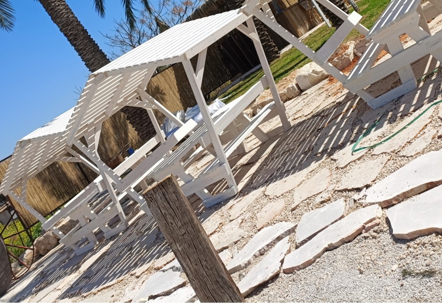 שולחנות מוצלים לבנים לגני אירועים