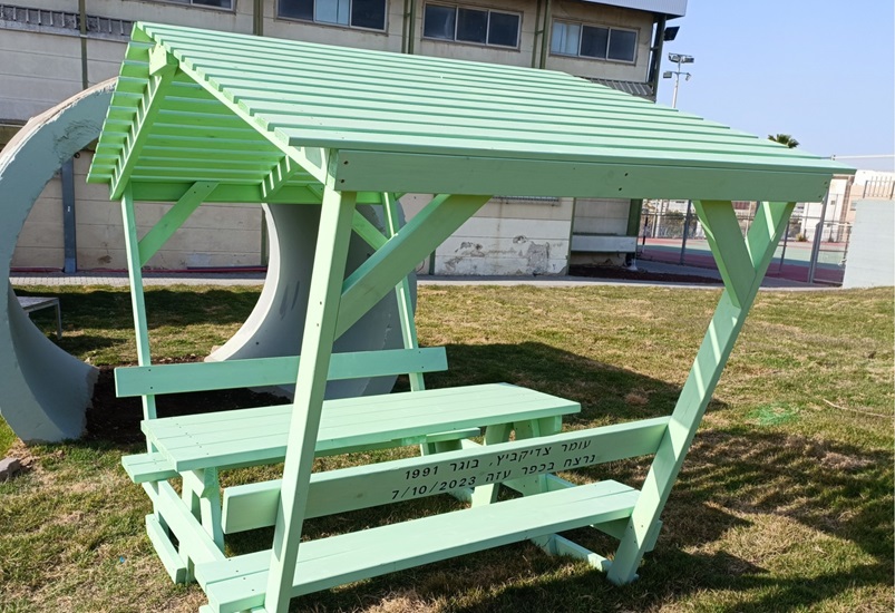 שולחן קק"ל מוצל כולל חריטה בעץ