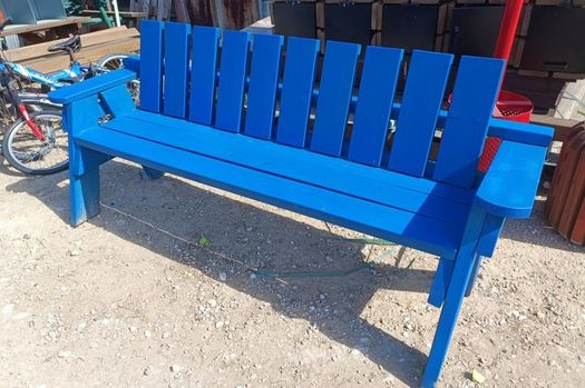 ספסל עץ משופץ