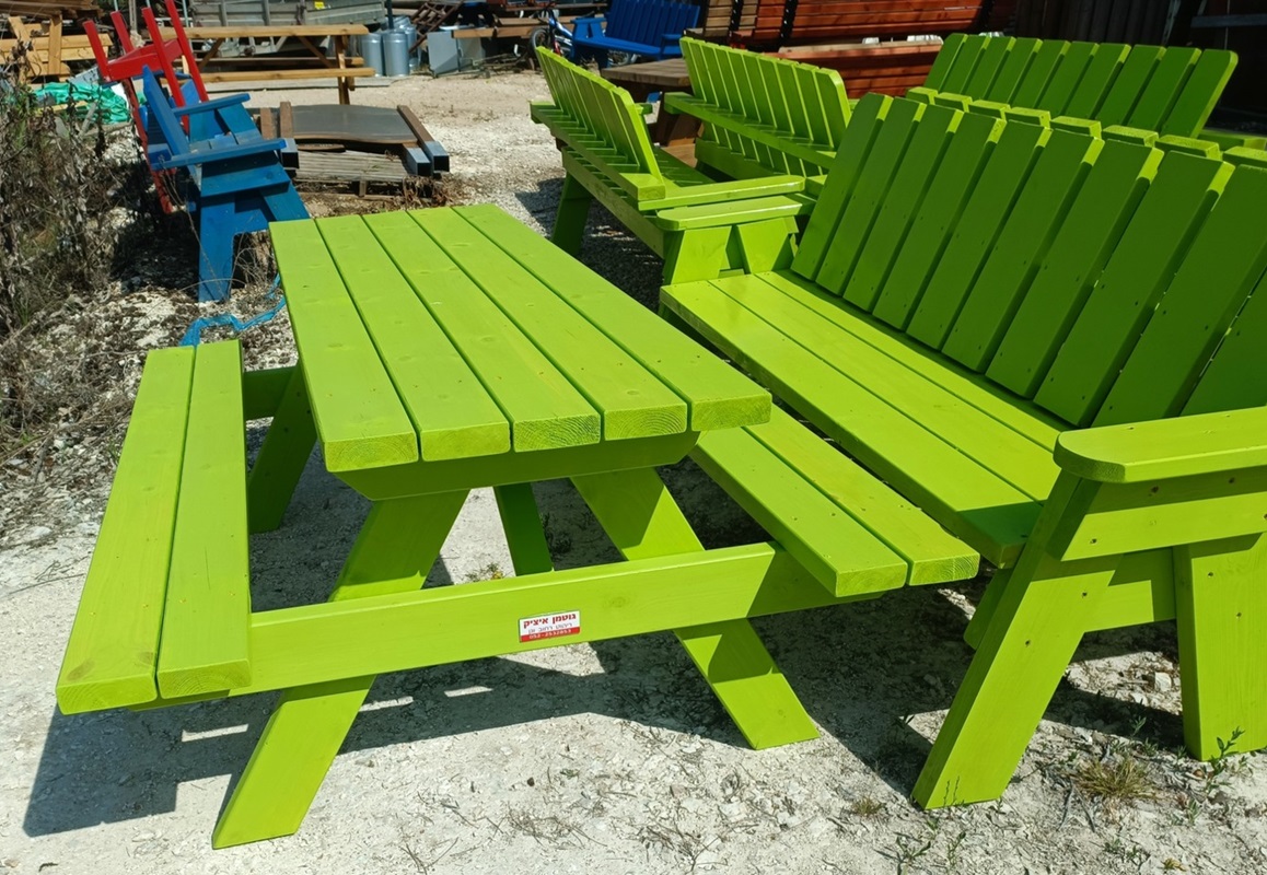 שולחן וספסלים