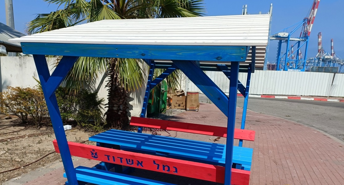 עובדי נמל אשדוד נהנים מהשולחנות המוצלים של גוטמן