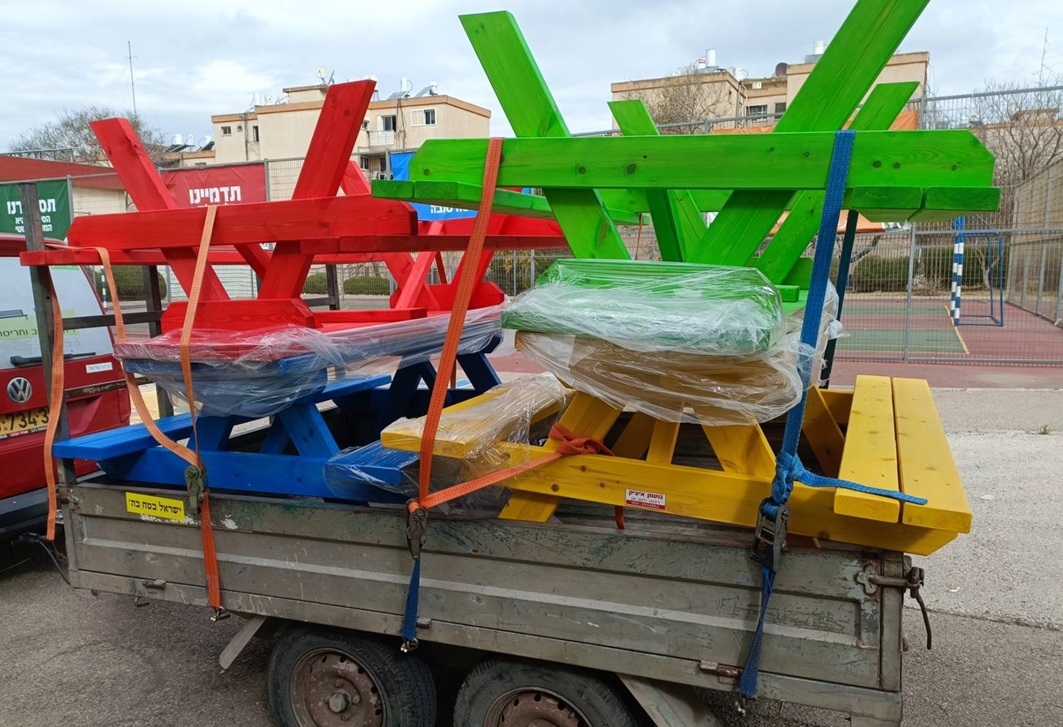 שולחנות קק"ל צבועים