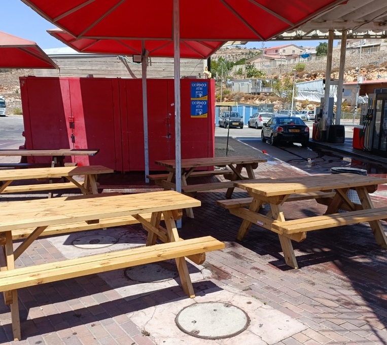 השולחנות של גוטמן בתחנות דלק מנטה/ג'ו